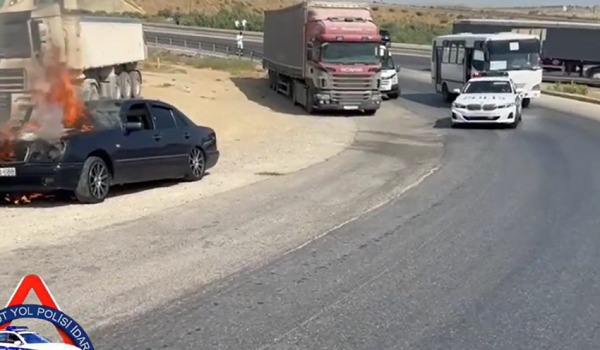 Maşın yanmağa başladı: YPX əməkdaşları söndürdü - Video