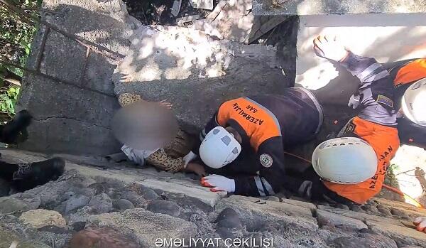 Evin hasarı uçdu: qadın altında qaldı - Video