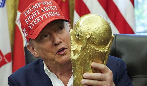 Глава ФИФА передал Трампу Кубок мира