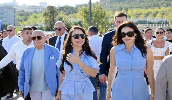 Leyla Əliyeva klassik avtomobillərin yürüşündə